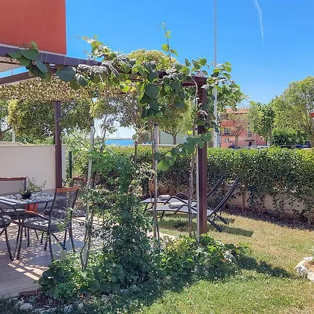 Strandnahes Mit Meerblick, Mediterranem Garten, Liegen, Waschmaschine Apartment Umag